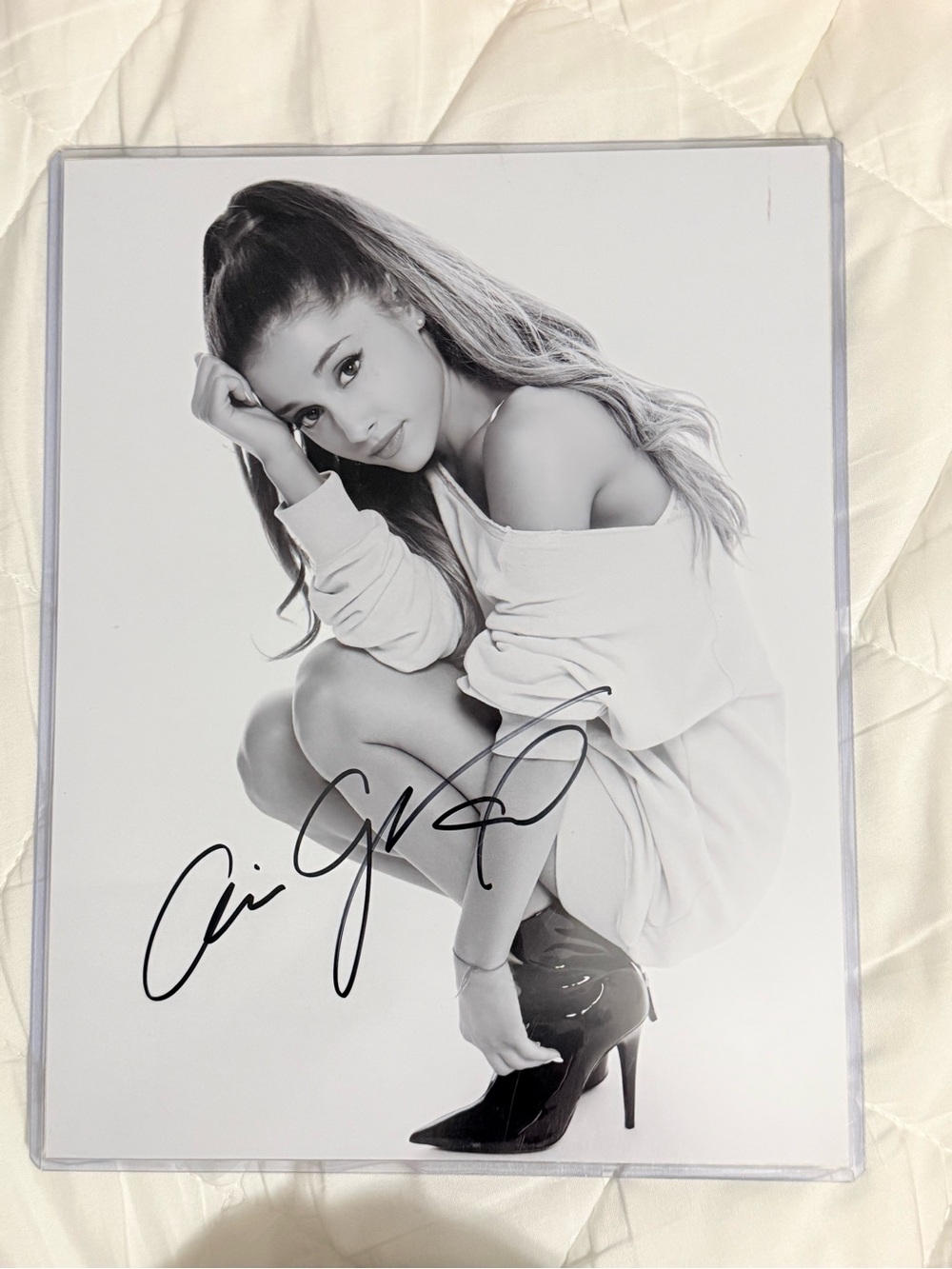 Ariana Grande Hand Signed Autographed Photo w/ COA Rare Collectible